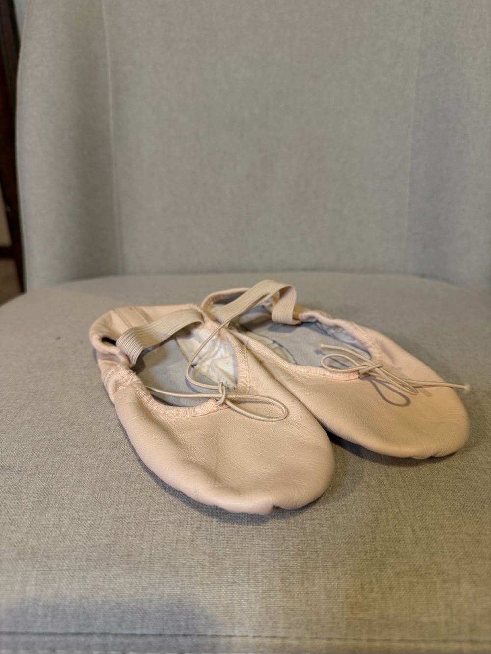 Bloch Kids Ballet Flats in Pale Pink Leather with Elastic Strap